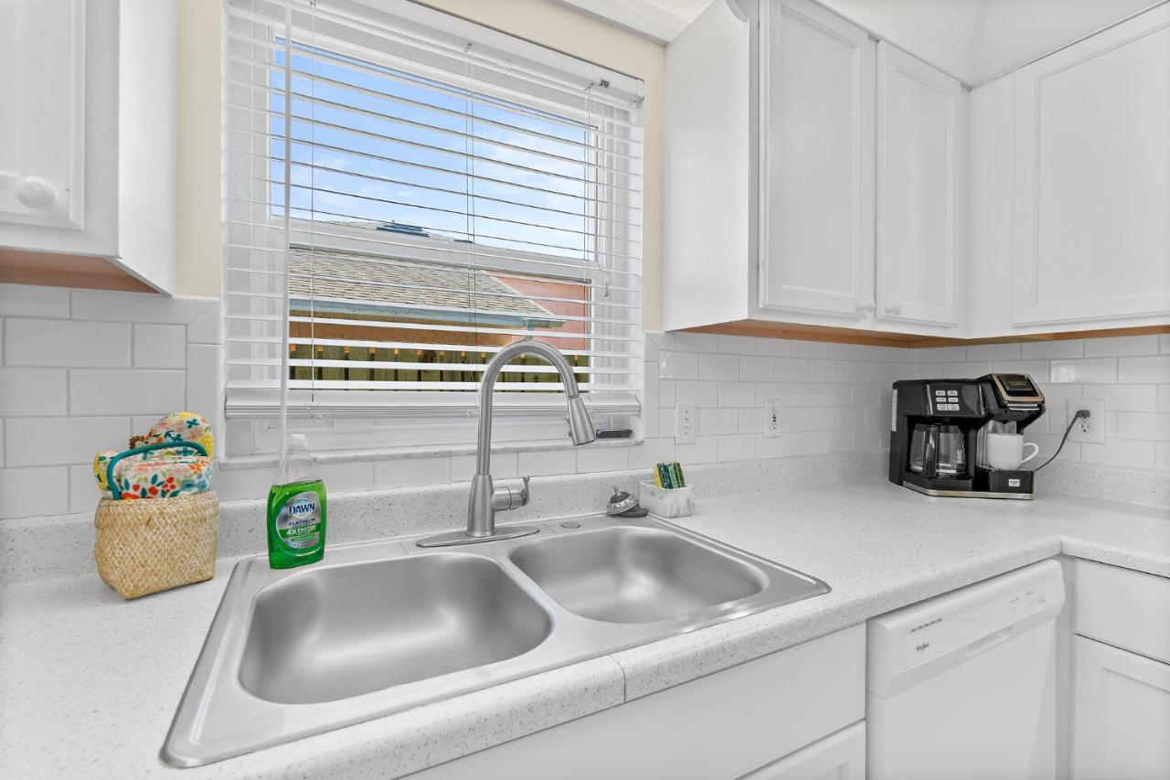 Oceanview Haven - 2Br Beach Townhome With Patio, Shared Heated Pool Steps From Paradise Beach Park! Melbourne Exterior foto